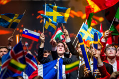 Skupina tekmovalcev na Euroskills, ki mahajo z zastavami svoje države