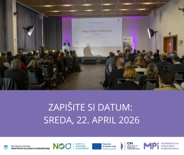 Na sliki je prizor s strokovnega dogodka ali konference v večji dvorani. Udeleženci sedijo na stolih, razporejenih v vrstah, in so obrnjeni proti odru. Na odru stoji govorec za govorniškim pultom, za njim pa je velika projekcijska platna z naslovom predstavitve. Na projekciji je mogoče prebrati: »Uvodni nagovori« ter ime govorca »mag. Gregor Mohorčič, direktor«. Prostor je osvetljen z mehko, nekoliko vijolično ambientalno svetlobo ob straneh odra, vidni sta tudi dve profesionalni studijski luči, usmerjeni proti odru. Občinstvo sestavljajo odrasli moški in ženske, večinoma poslovno oblečeni, kar nakazuje na uraden ali strokoven dogodek. Dvorana ima lesen strop in sodoben, urejen videz. Spodnji del slike vsebuje vijoličen pas z velikim belim napisom: »ZAPIŠITE SI DATUM: SREDA, 22. APRIL 2026« Pod tem so logotipi različnih organizacij in institucij, med drugim Ministrstva za vzgojo in izobraževanje Republike Slovenije, projekta NOC, Evropske unije (z navedbo sofinanciranja) ter organizacije CPI in MPI. Slika deluje kot promocijski vizual oziroma vabilo na prihajajoči strokovni dogodek.