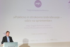Na odru stoji govorec, mag. Gregor Mohorčič za govorniškim pultom, v ozadju je velik projekcijski zaslon z napisom: »Poklicno in strokovno izobraževanje – odziv na spremembe«. Dogodek je označen kot tretja tematska konferenca, datum je 14. oktober 2025.
