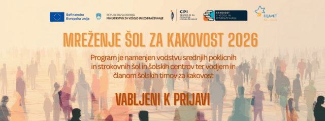 Vizualno vabilo na program Mreženje šol za kakovost 2026. V ospredju je napis v velikih oranžnih črkah »MREŽENJE ŠOL ZA KAKOVOST 2026« ter poudarjen rdeče-oranžen poziv »VABLJENI K PRIJAVI«. Podnaslov v topli rjavi barvi pojasnjuje, da je program namenjen vodstvu srednjih poklicnih in strokovnih šol ter šolskih centrov, vodjem in članom timov za kakovost. Ozadje prikazuje prosojne, barvno raznolike silhuete ljudi v pastelnih odtenkih rdeče, vijolične, modre, oranžne in zelene, ki hodijo v različnih smereh po svetli, abstraktni pokrajini, kar simbolizira povezovanje in mreženje. Zgoraj so logotipi: Evropske unije (modro-rumen), Ministrstva za vzgojo in izobraževanje (modro-siv), CPI (temno moder), projekta »Kakovost v vzgoji in izobraževanju« (temno moder z oranžno) ter EQAVET (modra z zvezdo). 