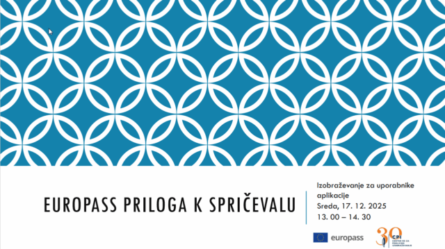 Slika je razdeljena na dva dela. Zgornji del zavzema približno dve tretjini slike in prikazuje modro ozadje z belim ponavljajočim se vzorcem krožnih oblik, ki se prepletajo v mrežo. Spodnji del je bel in vsebuje besedilo v slovenščini. Glavni naslov na sredini spodnjega dela je napisan z velikimi črkami: "EUROPASS PRILOGA K SPRIČEVALU". Na desni strani spodnjega dela je dodatno besedilo:
"Izobraževanje za uporabnike aplikacije
Sreda, 17. 12. 2025
13.00 – 14.30".
Pod tem besedilom sta dva logotipa: na levi strani logotip Europass (modra barva z rumeno zvezdo), na desni pa logotip CPI – Center za poklicno izobraževanje, ob katerem je številka 30 v oranžni barvi, kar nakazuje obletnico.