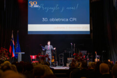 Prikaz odra v Festivalni dvorani z voditeljem dogodka Tilnom Artačem. Foto: Nejc Šinkovec