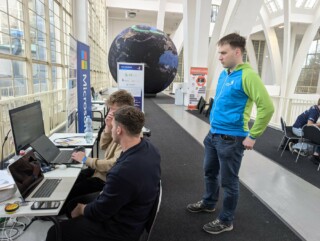 Slovenski sodnik Martin Dagarin opazuje tekmovalce WebDevelopment pri delu