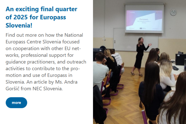Na levi strani slike je moder naslov “An exciting final quarter of 2025 for Europass Slovenia!” in krajše besedilo, ki opisuje aktivnosti Nacionalnega centra Europass Slovenija. Spodaj je moder gumb z napisom »more«. Na desni strani je fotografija učilnice: pred skupino sedečih udeležencev stoji predavateljica v temni obleki, ki z gestami rok razlaga snov. Udeleženci sedijo v vrstah, obrnjeni proti njej. Na steni za predavateljico je projekcija predstavitve z naslovom »Europass«, prostor pa deluje kot klasična šolska učilnica z lesenim podom in svetlimi stenami.
