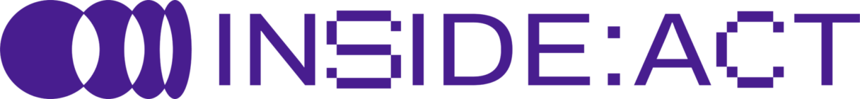 Logotip z napisom »INSIDE:ACT« v temno vijolični barvi na črnem ozadju. Na levi strani so štiri prekrivajoče se ovalne oblike, ki spominjajo na stilizirane povezane kroge ali verigo. Desno od simbola je velik napis »INSIDE:ACT« v sodobni geometrijski pisavi. Nekatere črke imajo odprte ali prekinjene linije, kar daje logotipu tehnološki in digitalni videz.