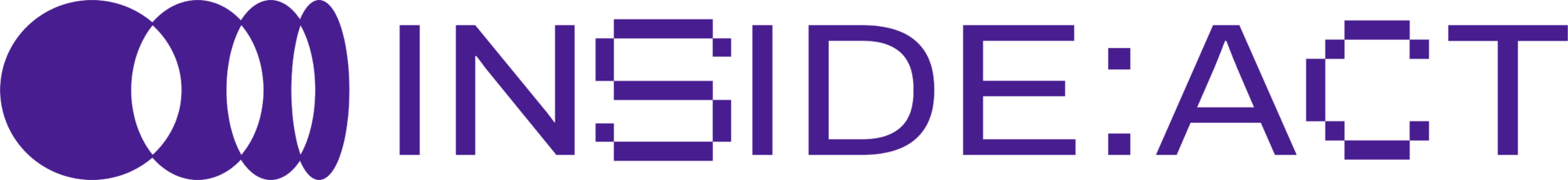 Logotip z napisom »INSIDE:ACT« v temno vijolični barvi na črnem ozadju. Na levi strani so štiri prekrivajoče se ovalne oblike, ki spominjajo na stilizirane povezane kroge ali verigo. Desno od simbola je velik napis »INSIDE:ACT« v sodobni geometrijski pisavi. Nekatere črke imajo odprte ali prekinjene linije, kar daje logotipu tehnološki in digitalni videz.