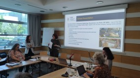 Predstavnici predstavljata srednjo šolo in njene izobraževalne programe. Na projekciji so osnovni podatki o šoli in fotografije šolskih stavb.