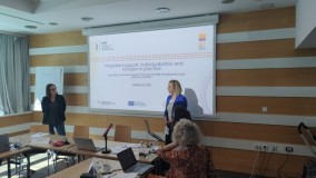 Predavateljici stojita pred projekcijskim platnom z uvodno predstavitvijo o individualizaciji, podpori in vključevanju v izobraževanju. Udeleženci spremljajo predstavitev.